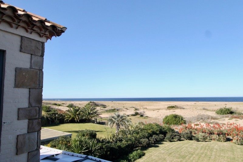 Impresionante casa estilo italiano frente al mar